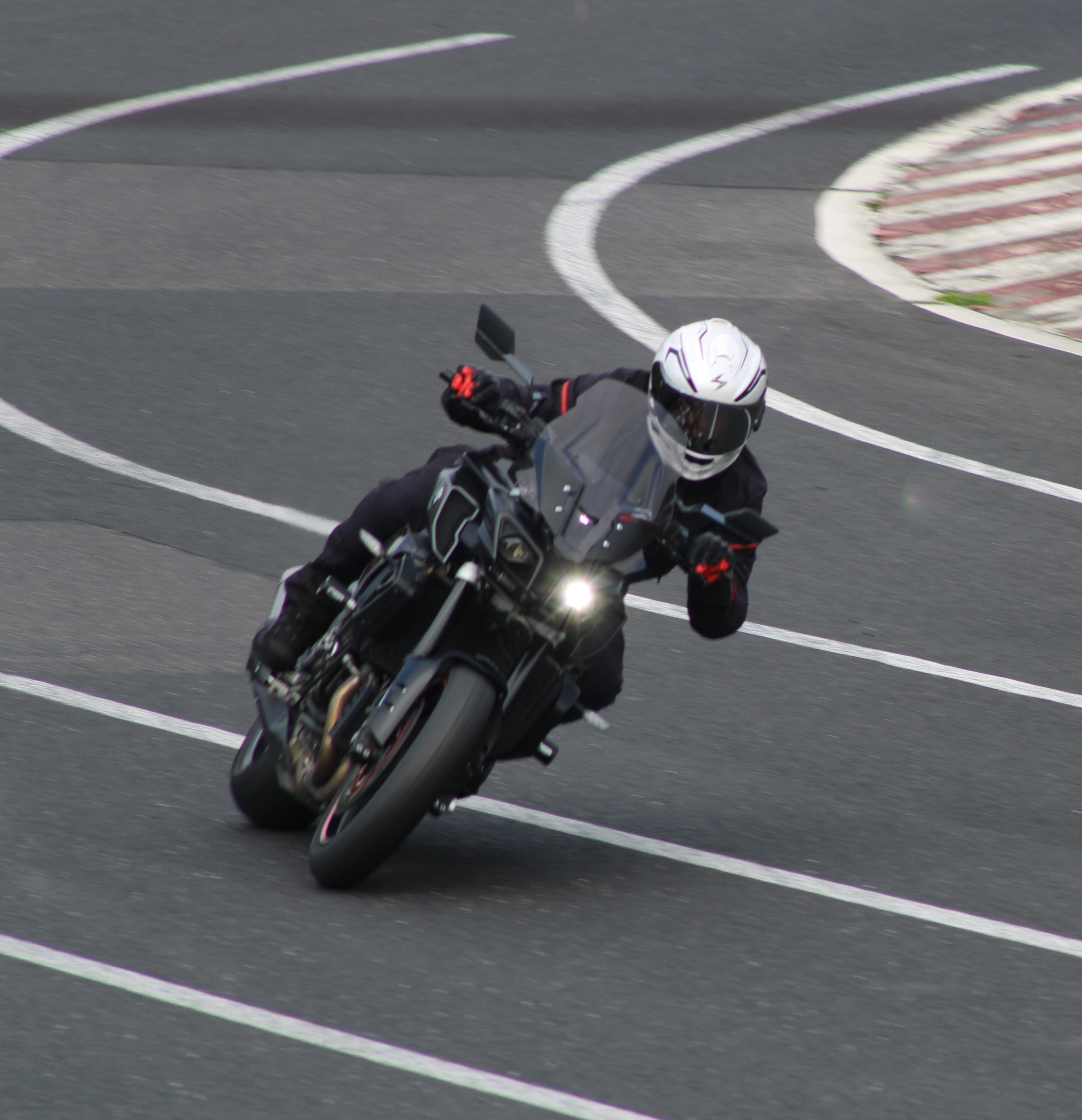 Twórca marki Świadoma Jazda przy motocyklu