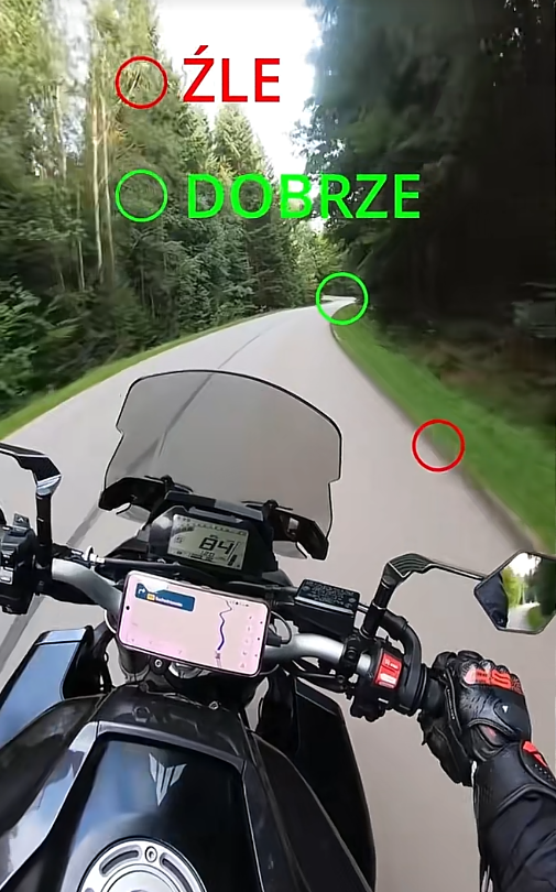 Motocyklista jadący nocą przez miasto
